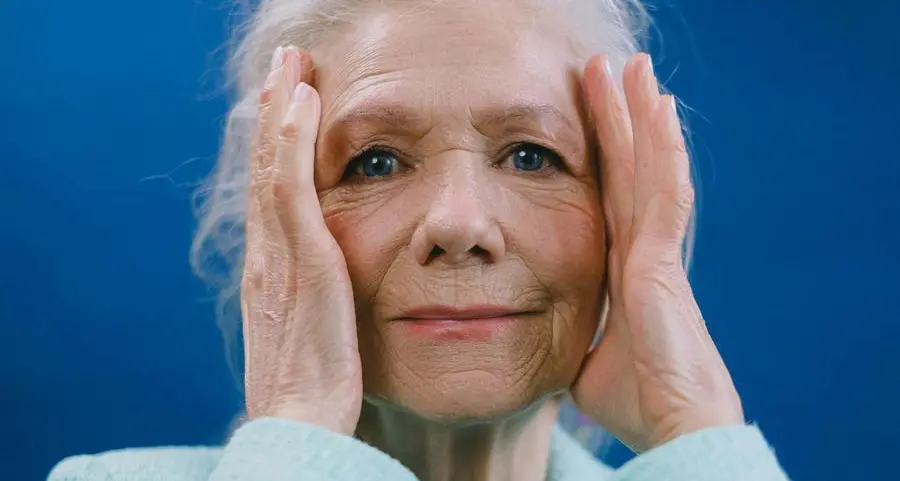 Io, caregiver della “generazione sandwich”: «Devo accudire i genitori anziani, ho l’età per essere nonna»