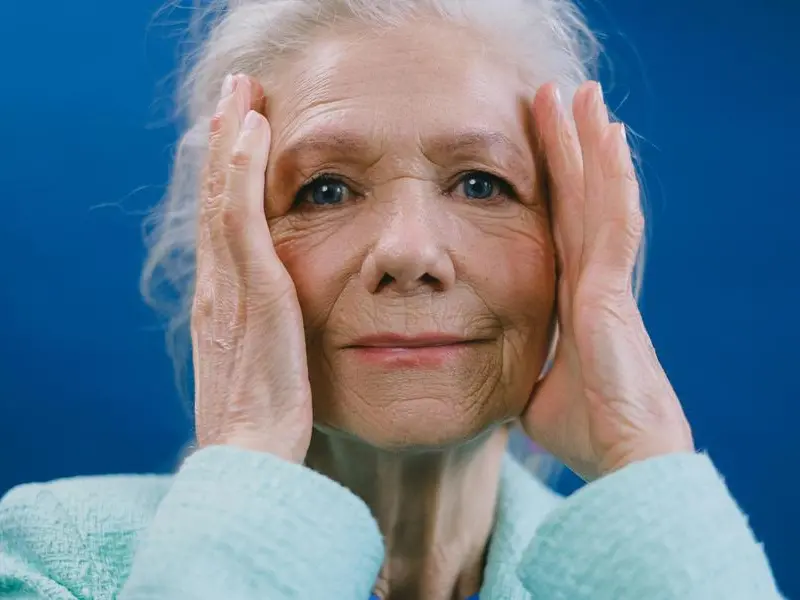 Io, caregiver della “generazione sandwich”: «Devo accudire i genitori anziani, ho l’età per essere nonna»