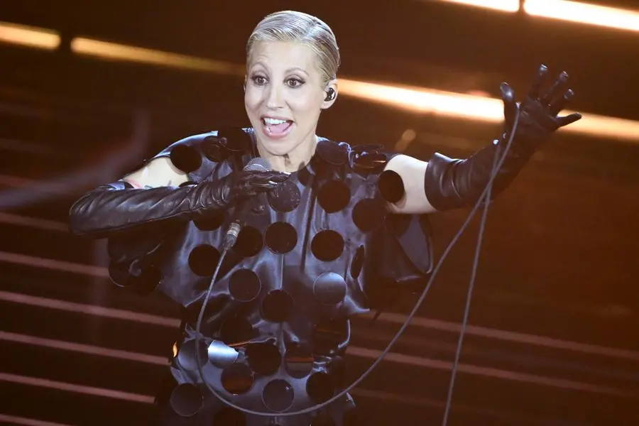 Malika Ayane in gara a Sanremo con Animali Notturni