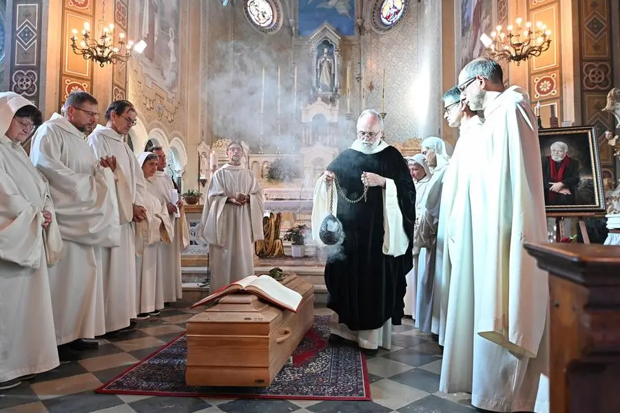 Un momento dei funerali di Enzo Bianchi presso la chiesa parrocchiale di Castel Boglione