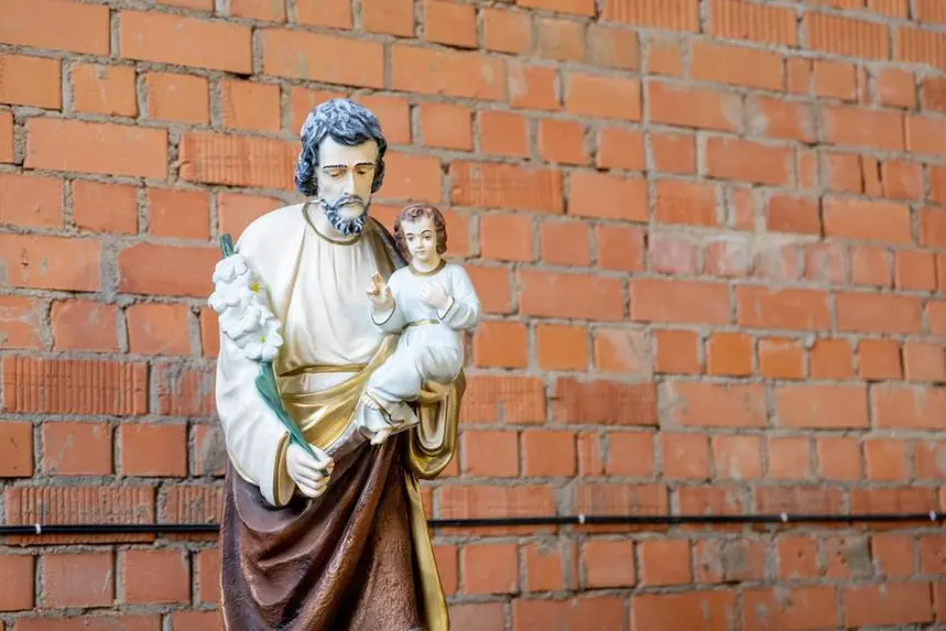 San Giuseppe con in braccio il bambino nella Igreja de S\\u00E3o Pedro nel cuore storico di Ponta Delgada, Azzorre , Istock