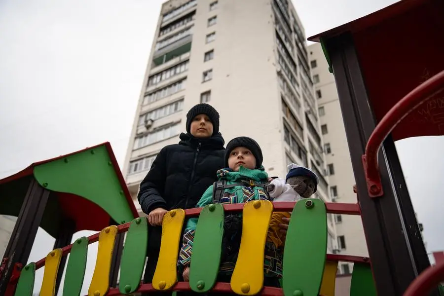 Due bambini ucraini in un parco-giochi