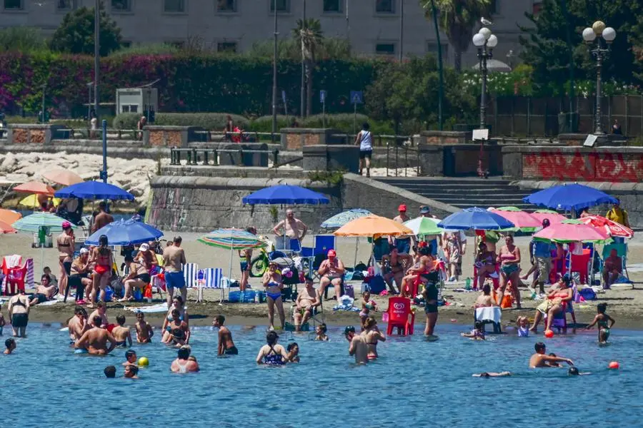 La spiaggia libera della Rotonda Diaz sul lungomare di Napoli affollata di bagnanti