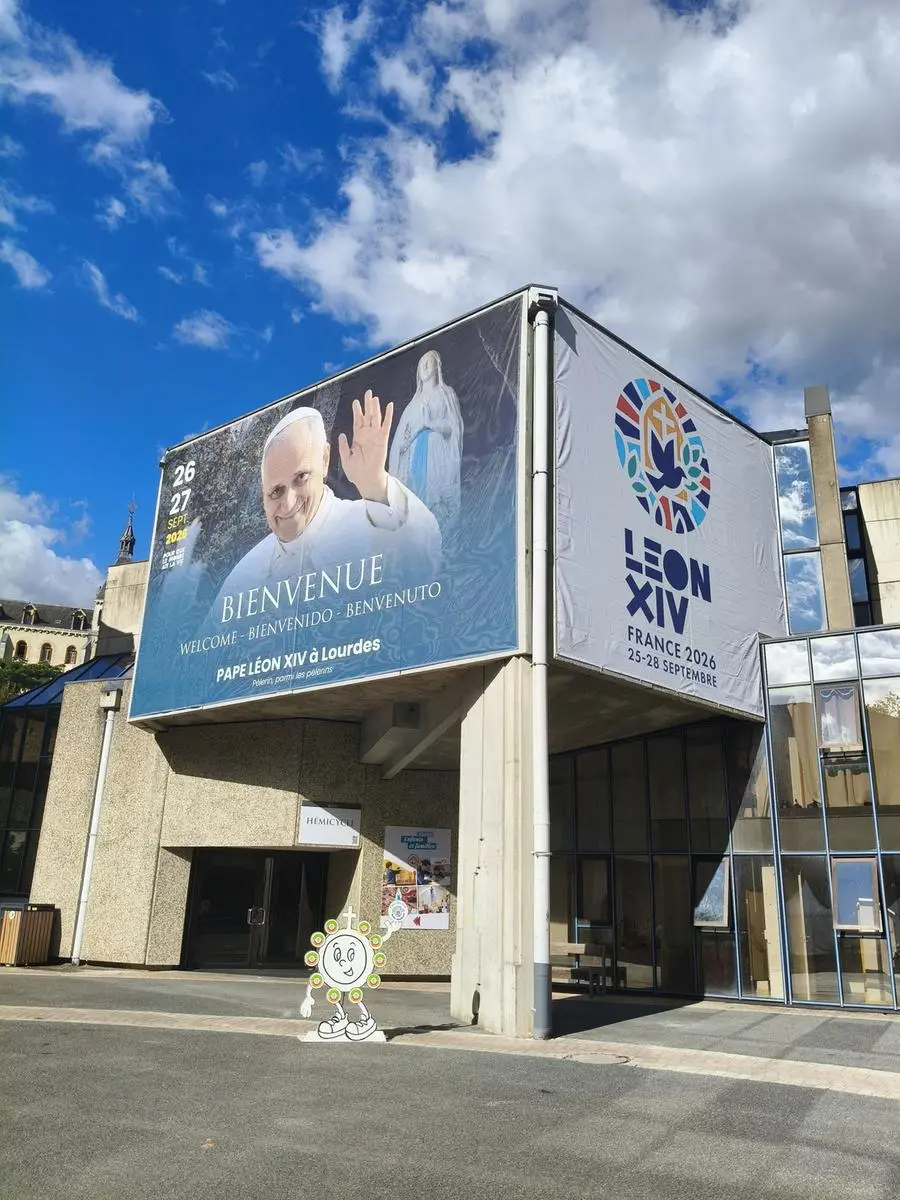 Uno dei cartelli di benvenuto al Papa all'interno del Santuario e vicino all'Accueil Notre-Dame dove Leone XIV incontrerà alcuni ammalati