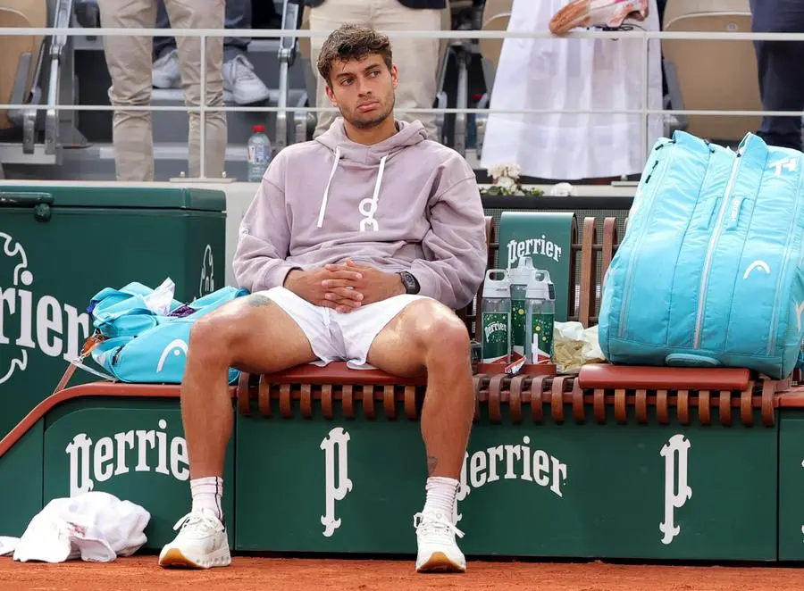 Flavio Cobolli, a fie partita, sconfitto da Alexander Zverev al Roland Garros del 2026.