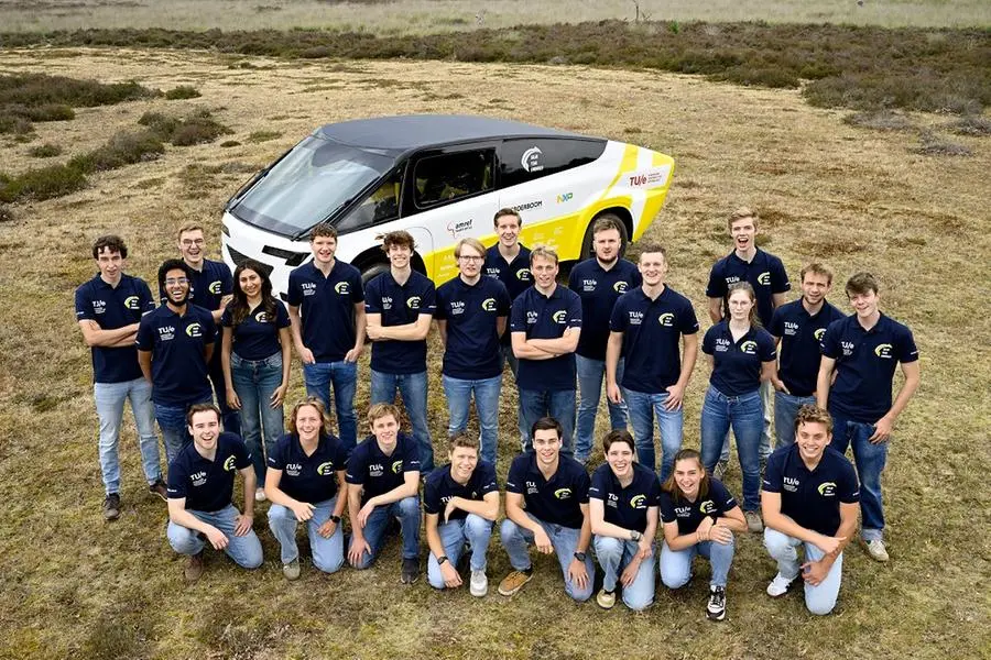 Il Solar Team Eindhoven 2026 con l\\'ambulanza Stella Juva. , Foto di: STE / Bart van Overbeeke