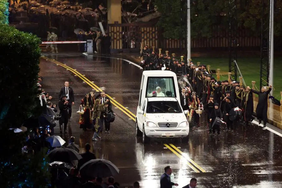 Gli artisti eseguono la Dabke, una danza tradizionale levantina, mentre Papa Leone XIV arriva in papamobile al Palazzo Presidenziale di Baabda in Libano