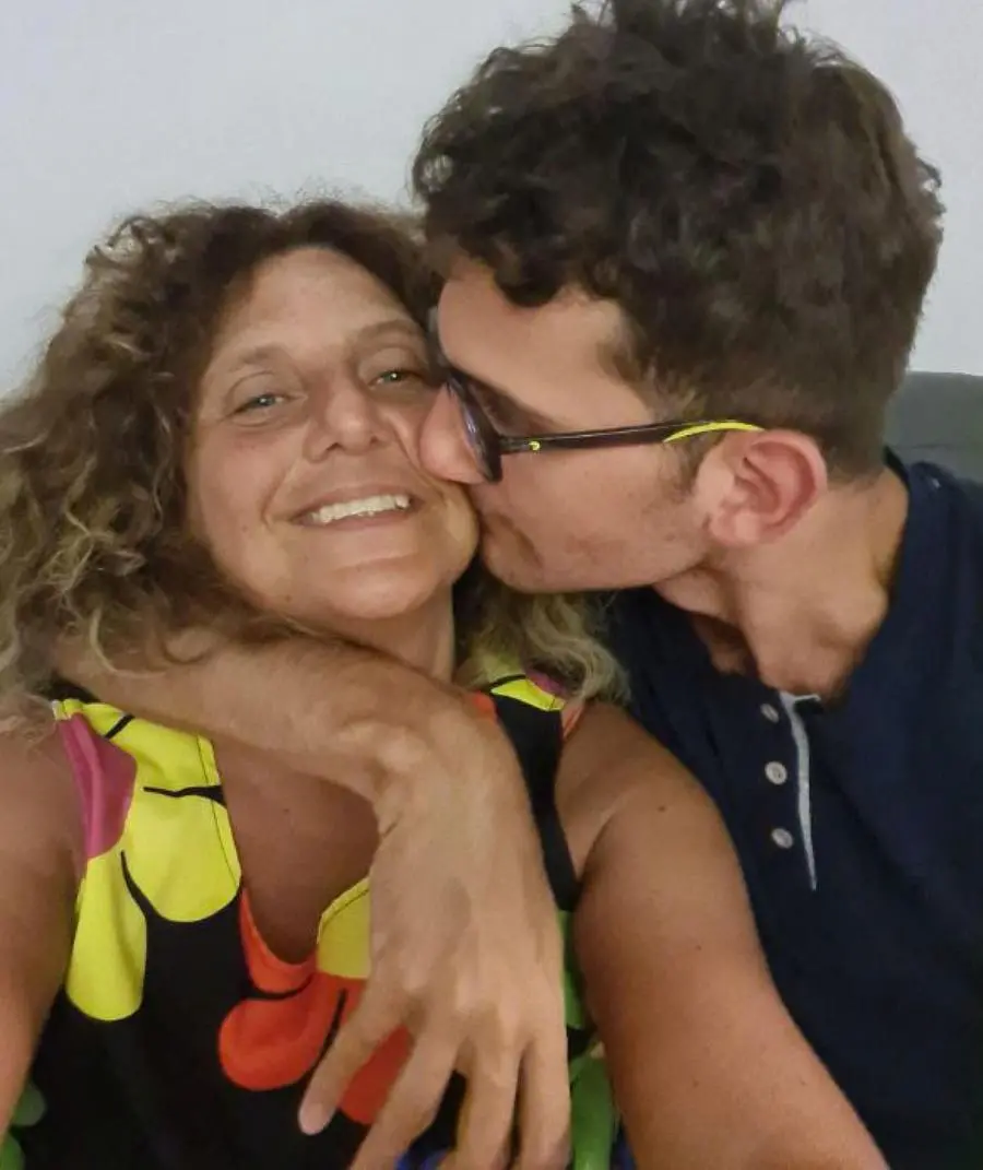Luisa Sordillo con il figlio Simone Maghernino, ragazzo autistico di San Severo (Foggia), che con lo pseudonimo MagoS ha inciso tre canzoni e si prepara a pubblicare un album, 30 settembre 2024. Luisa e Simone hanno postato sui social un video girato insieme in cui ironizzano sul fatto di essere diversi ma sostanzialmente uguali, divenuto in poco tempo virale sul web. ANSA/ per gentile concessione della famiglia Maghernino ++ NPK ++