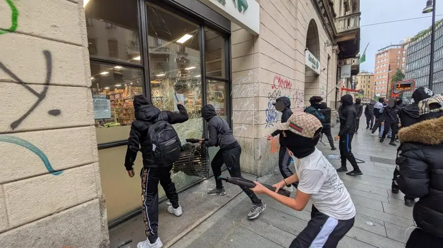Atti vandalici di giovanissimi domenica 18 ottobre in centro a Milano