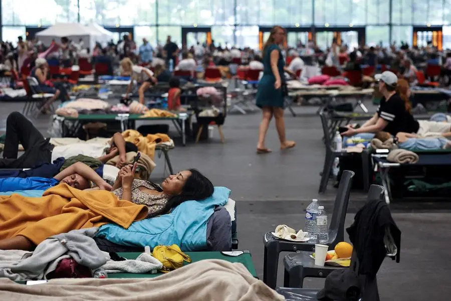 Residenti evacuati e accolti nel Bordeaux-Lac Exhibition Centre. , REUTERS