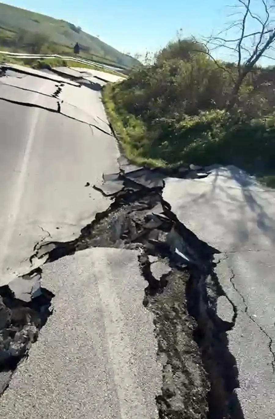In un frame video la netta spaccatura sull'asfalto della strada provinciale tra Petacciato e la SS 16, causata dal risveglio della frana nei pressi di Petacciato, in Molise, 7 aprile 2026 ANSA / Nicola Lanese