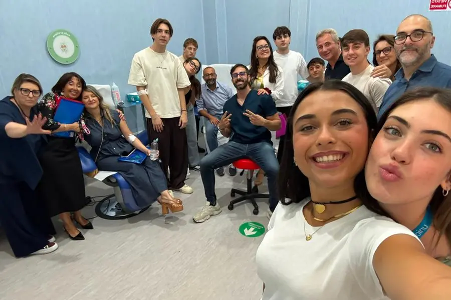 I ragazzi e le ragazze del liceo scientifico di Aversa durante la donazione del sangue
