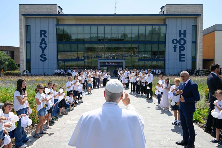The Pope in Pavia: «God does not want anyone to suffer. And in pain he is always present” The Pope in Pavia: «God does not want anyone to suffer. And in pain he is always present”