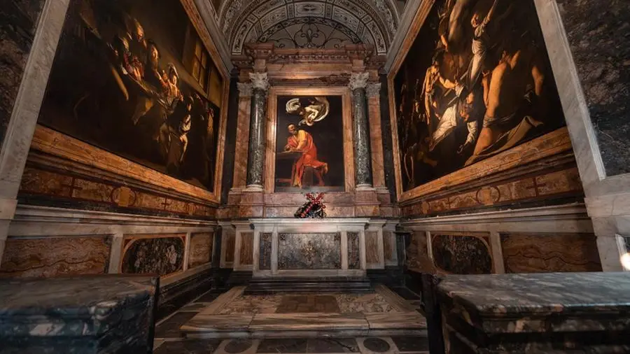 Una croce di arte contemporanea fra i capolavori di Caravaggio