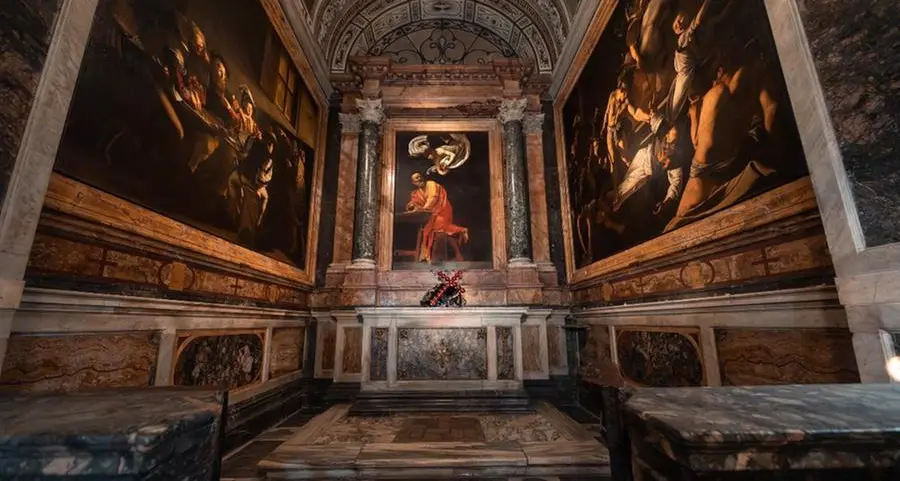 Una croce di arte contemporanea fra i capolavori di Caravaggio