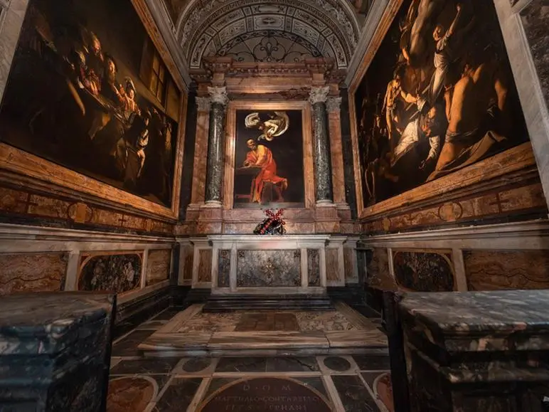 Una croce di arte contemporanea fra i capolavori di Caravaggio
