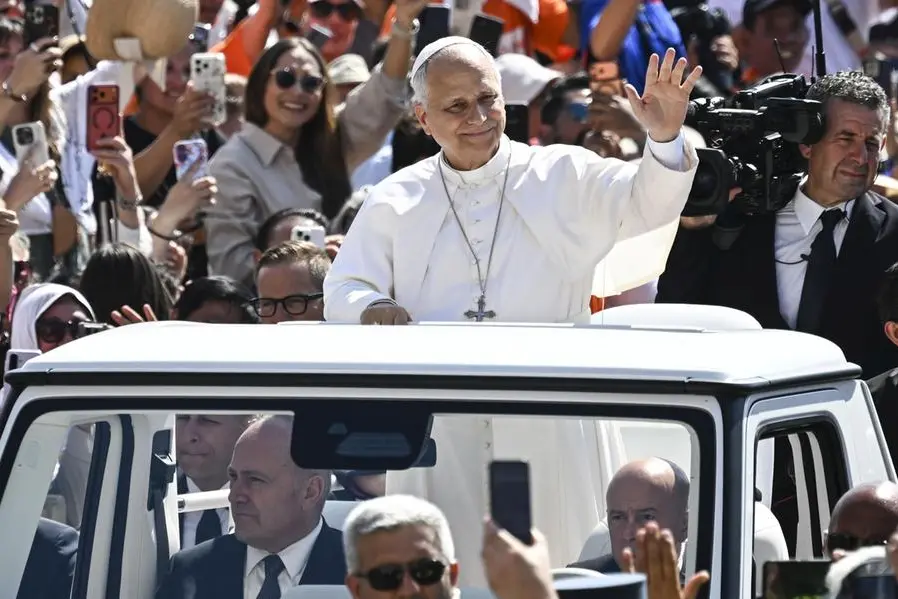 Il Papa mentre saluta i fedeli presenti in piazza San Pietro per l\\'udienza generale , ANSA