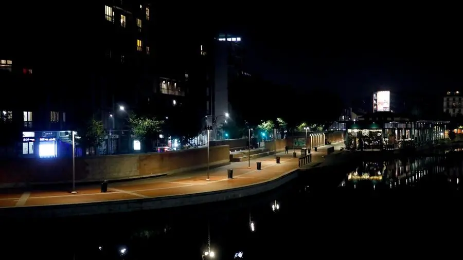 Ragazze aggressive, adulti assenti: il “caso Milano” che ci obbliga a guardarci allo specchio