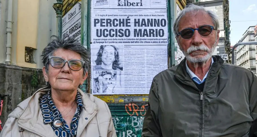 La madre e gli amici di Mario Paciolla chiedono la verità sulla sua morte in Colombia, fatta passare per suicidio. Al loro fianco la stessa avvocatessa del caso Regeni