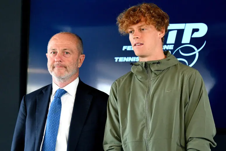 A sinistra Angelo Binaghi, presidente della Federazione Italiana Tennis, a destra Sinner