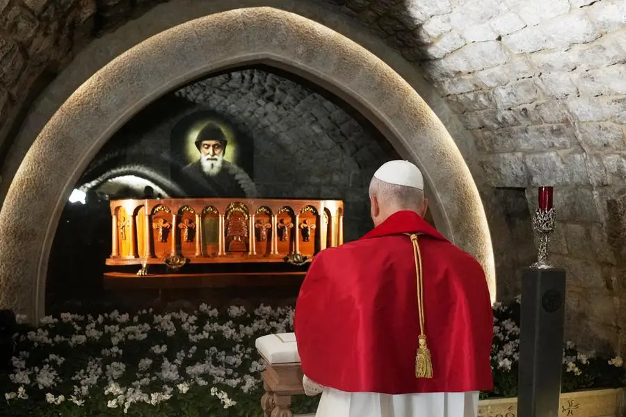 Il Papa in preghiera davanti alla tomba di San Charbel Makhlouf