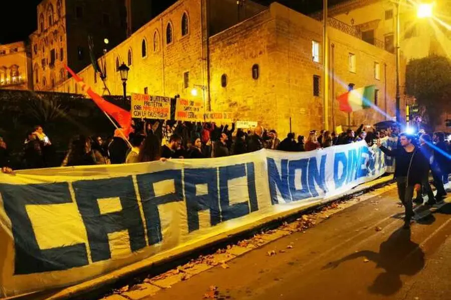 Giovani palermitani radunati davanti alla caserma Carlo Alberto Dalla Chiesa sede della Legione Carabinieri \\\"Sicilia\\\" in corso Vittorio Emanuele. per esultare per la cattura del boss Matteo Messina Denaro e ringraziare le forze dell'ordine, Palermo, 16 gennaio 2023. ANSA/MAX FIRRERI