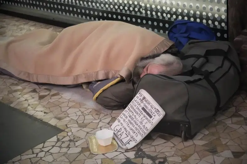 MILANO - SENZATETTO HOMELESS DORMONO SOTTO I PORTICI IN ZONA CENTRO CORSO VITTORIO EMANUELE PIAZZA MEDA , Matt Corner FTG