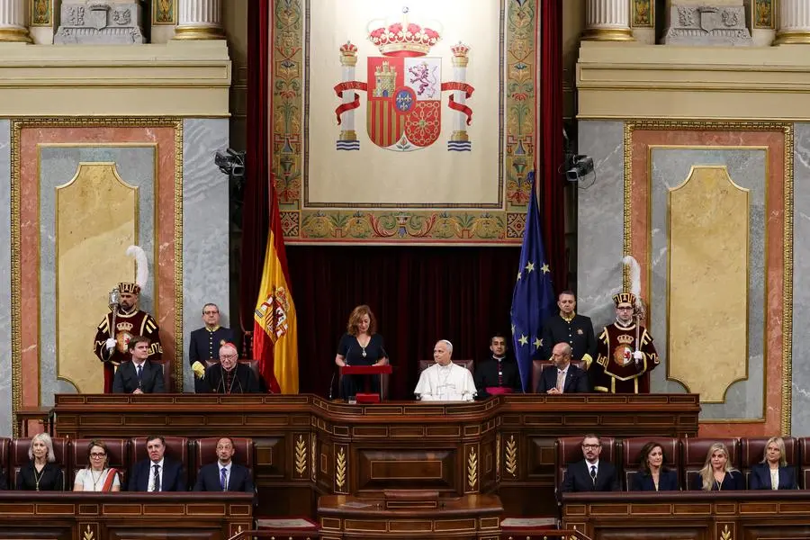 Papa Leone XIV ascolta l\\u2019intervento della presidente del Congresso dei Deputati spagnolo, Francina Armengol, durante la visita al Parlamento di Madrid, 8 giugno 2026. (Reuters/Yara Nardi/Pool) , REUTERS