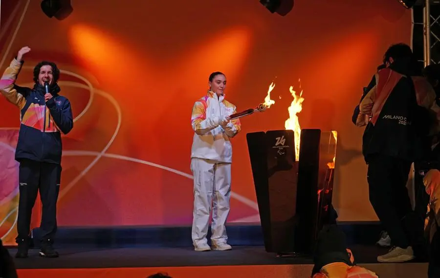 L’atleta Matilde Villa sul palco delle paralimpiadi Milano Cortina, allestito in piazza San Marco a Venezia, accende il braciere olimpico.