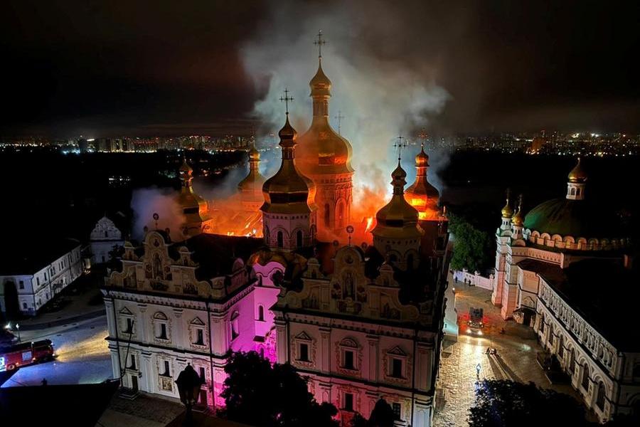 Kyiv: the Dormition Cathedral in the Monastery of the Caves, one of the symbols of the Orthodox world, burns