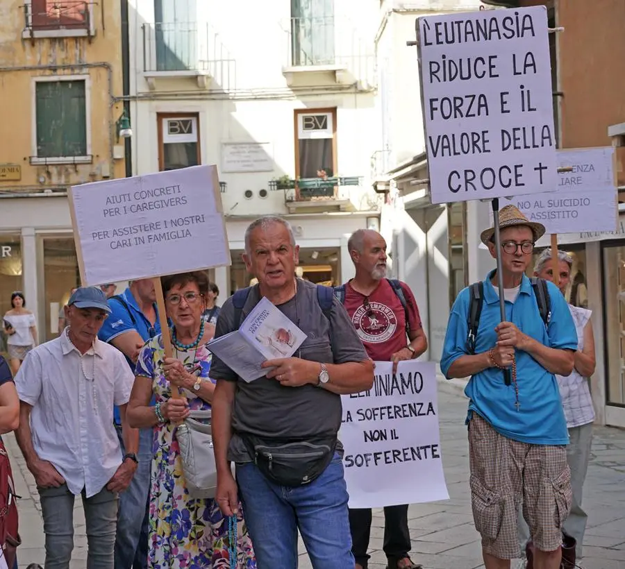 Un gruppo di attivisti del comitato Pro Vita & Famiglia Veneto manifesta in via XXII Marzo, nei pressi di palazzo Ferro Fini, sede del Consiglio Regionale del Veneto, durante la discussione