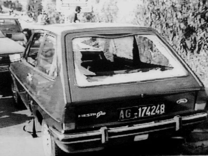 L'auto del giudice ucciso il 21 settembre 1990 mentre si recava in Tribunale (Ansa).