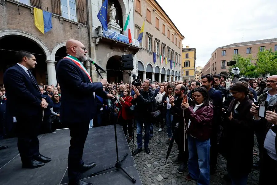 Il sindaco di Modena Massimo Mezzetti durante il suo discorso alla manifestazione in Piazza Grande. , ANSA