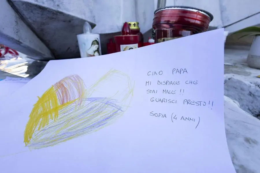 \\\"Ciao Papa,mi dipsiace che stai male guarisci presto, Sofia, 4 anni'': uno dei messaggi lasciati per il Pontefice davanti all'ospedale Policlinico Gemelli