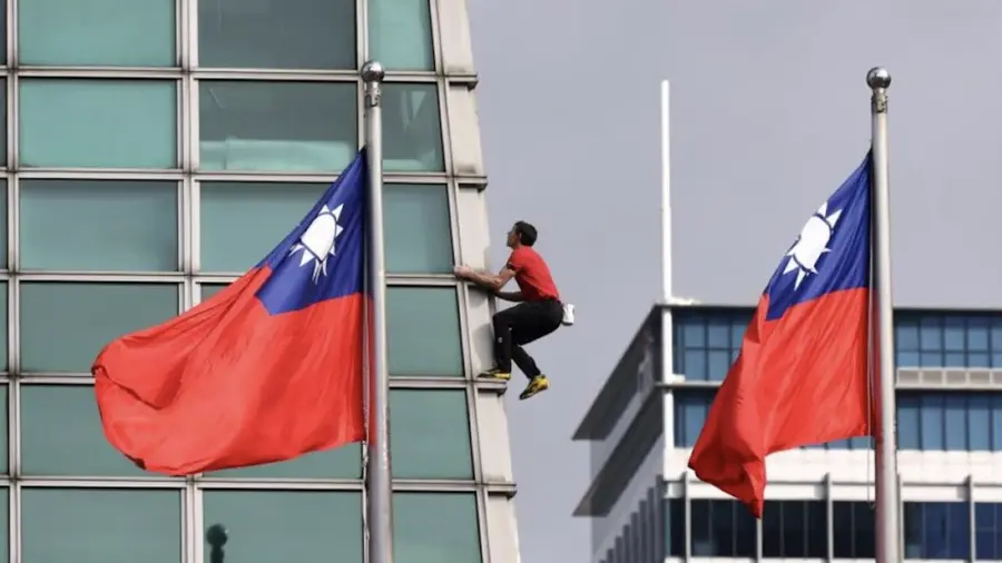 Alex Honnold scala in diretta e senza corde il Taipei 101: quando il rischio estremo diventa spettacolo