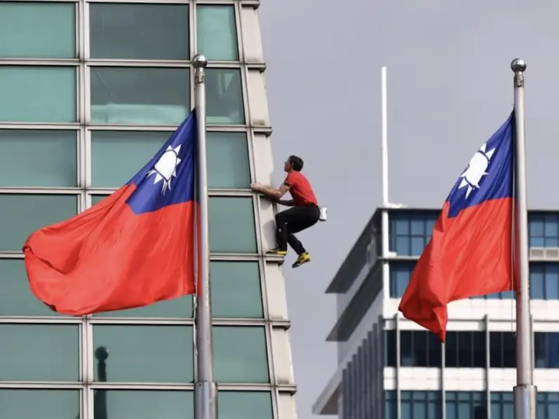 Alex Honnold scala in diretta e senza corde il Taipei 101: quando il rischio estremo diventa spettacolo