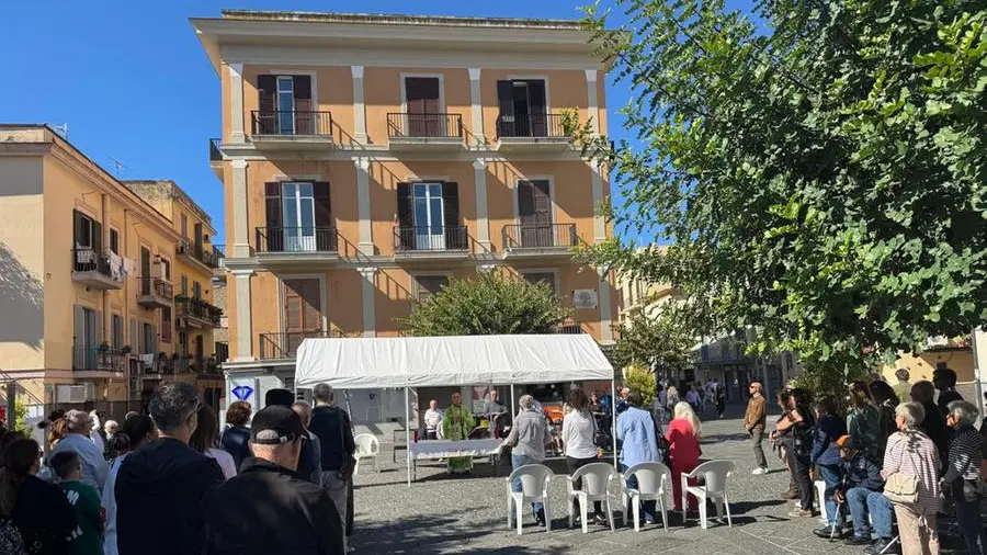 Pozzuoli, 19 chiese chiuse e Messe all’aperto dopo il sisma. Don Tonino Russo: «La comunità di pietre vive è capace di stare insieme»