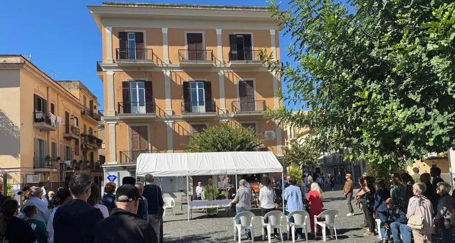 Pozzuoli, 19 chiese chiuse e Messe all’aperto dopo il sisma. Don Tonino Russo: «La comunità di pietre vive è capace di stare insieme»
