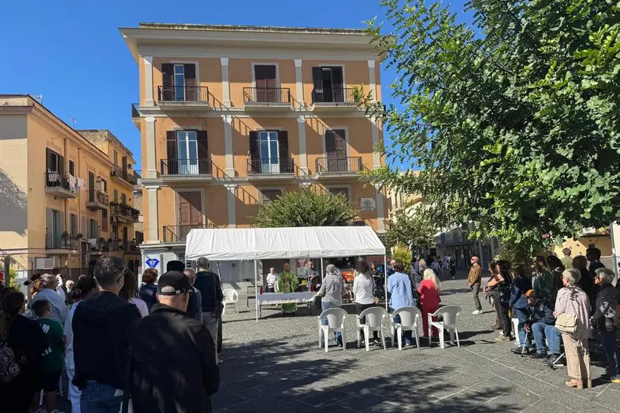 La Messa della domenica in Piazza della Repubblica a Pozzuoli lo scorso 11 ottobre.
