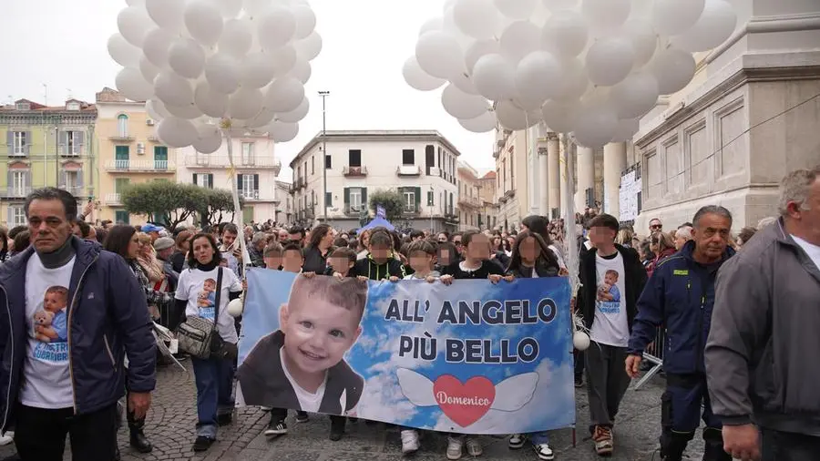 L’addio commosso degli abitanti di Nola al piccolo Domenico, tra preghiere, lacrime e palloncini in cielo