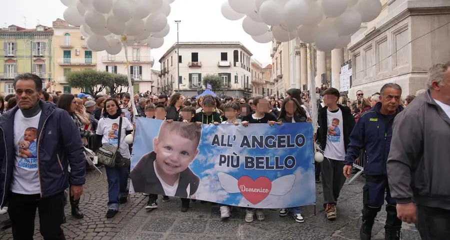 L’addio commosso degli abitanti di Nola al piccolo Domenico, tra preghiere, lacrime e palloncini in cielo