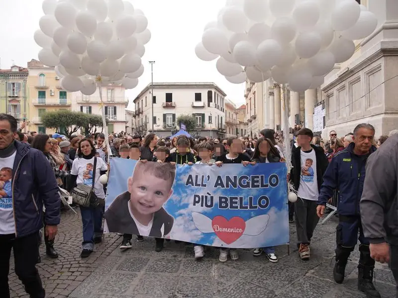 L’addio commosso degli abitanti di Nola al piccolo Domenico, tra preghiere, lacrime e palloncini in cielo