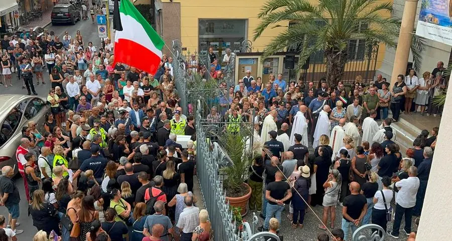 Suetta ai funerali della piccola Beatrice: «Ci ricordi che ogni bimbo è un dono sacro. Aiutaci dal cielo a custodire chi è fragile»