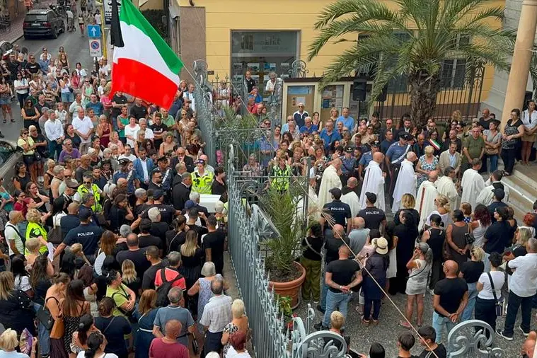 Folla per i funerali della piccola Beatrice trovata morta nella casa materna a Bordighera, 14 agosto 2026 , ANSA
