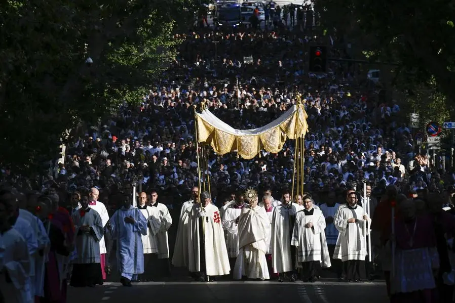 La processione eucaristica del Corpus Domini del 2025 presieduta da papa Leone XIV a Roma , ANSA