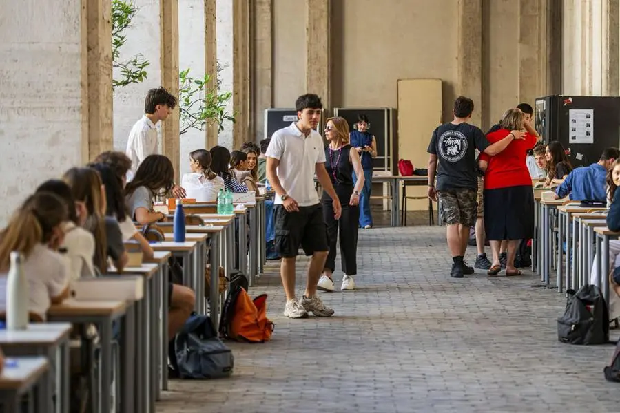 Un'immagine della Matutirà del 2025 con gli studenti del Liceo Visconti di Roma nel giorno della prima prova scritta