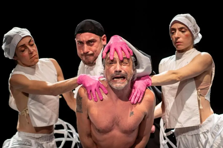 Lo spettacolo Re Checchinella di Emma Dante.