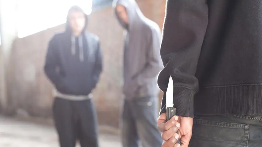 Studente aggredito in strada: «Ho visto un bagliore, ho ceduto per rischiare meno»