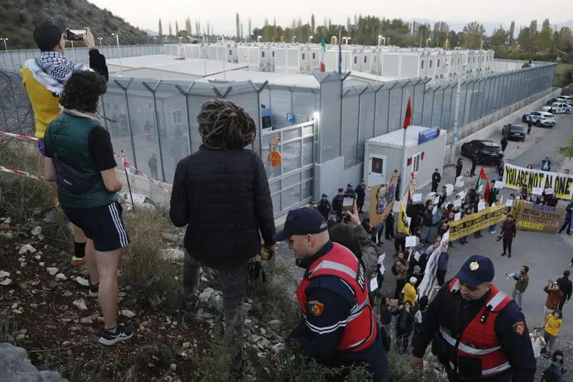 La protesta di alcuni attivisti della Rete contro la detenzione dei migranti davanti al centro di detenzione gestito dall'Italia a Gjader, in Albania, il 1° novembre 2025