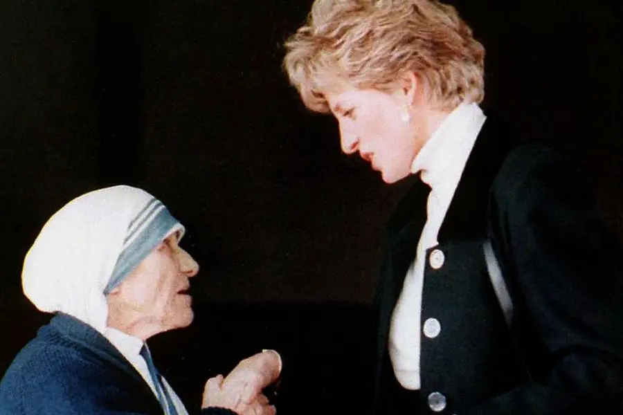 Una immagine di archivio, datata 17 febbraio 1992, mostra l'incontro a Roma tra Madre Teresa di Calcutta e Lady Diana. ANSA